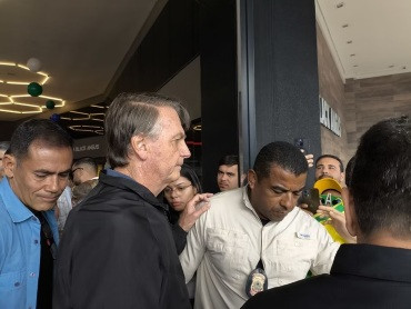 Indisposto, Jair Bolsonaro deixa evento em frigorífico de Goiânia