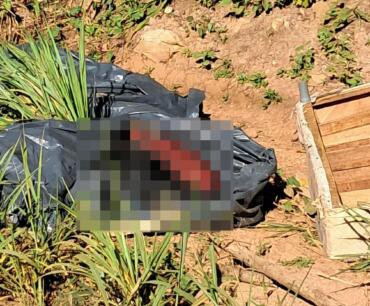 Corpo de homem é encontrado enrolado em lona e sinais de tortura 