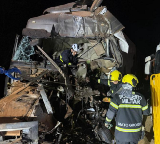 Caminhoneiro morre em acidente envolvendo cinco carretas