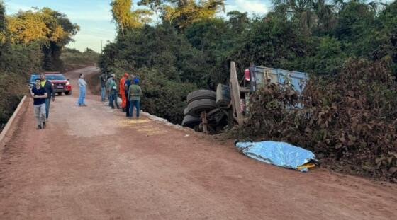 Carreta caí de ponte e motorista morre 