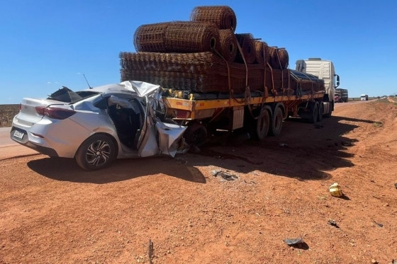 Carro bate em traseira de caminhão e motorista morre 