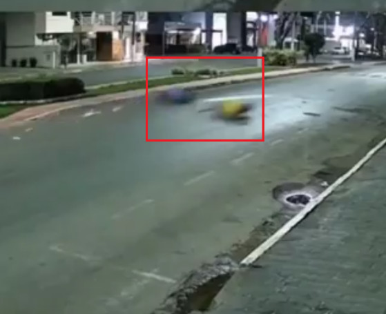 Motociclista caí em avenida