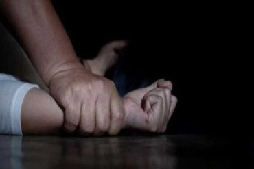 Homem arromba porta e estupra mulher em bar em garimpo de MT