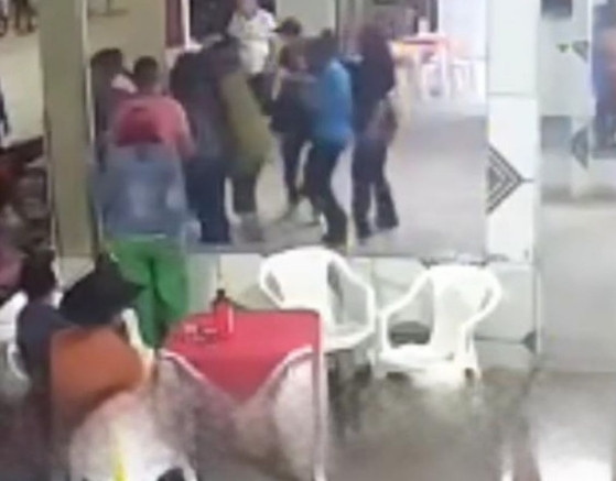 Homem assassinado a facadas em bar 