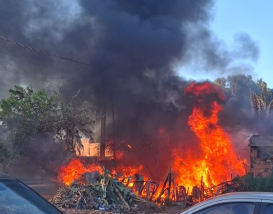 Casa pega fogo e é destruída em Rondonópolis 