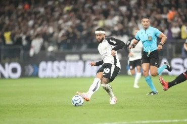 Galvão critica Memphis após suspensão por cartão no Corinthians