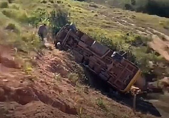 Ônibus escolar caí em ribanceira 