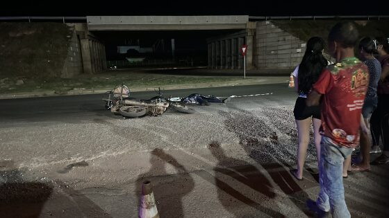 Motociclista morre após ser atropelado por carreta 