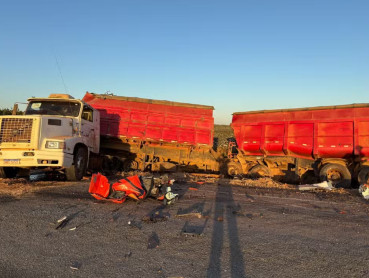 Motorista morre após caminhão-tanque bater em carreta na MT-338 
