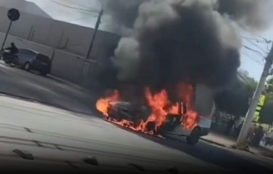 Carro destruído por fogo em Cuiabá