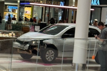 Carro invade shopping e causa pânico entre clientes