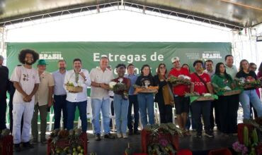 Ministro entrega máquinas e equipamentos para agricultura familiar em Tangará da Serra e região
