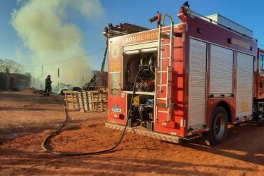 Incêndio destrói residência desocupada em MT; veja vídeo