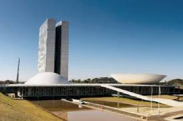Comitiva de senadores viaja aos EUA em busca de diálogo; Eduardo Bolsonaro critica articulação