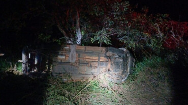 Mulher morre e três pessoas ficam feridas em capotamento