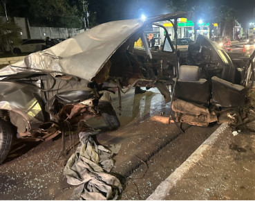 Carro fica destruído após acidente durante racha na Miguel Sutil 