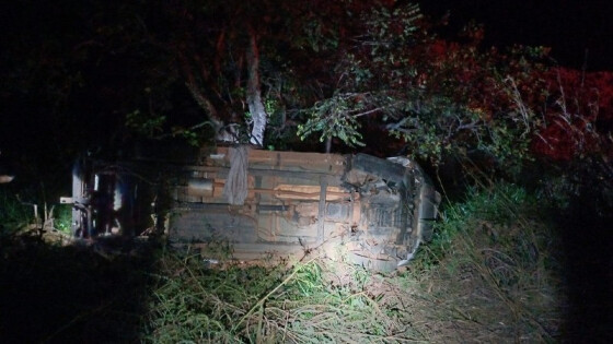 Idosa morre e três pessoas ficam feridas em capotamento