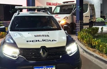 PM bate moto em carro durante perseguição e fica ferido em MT