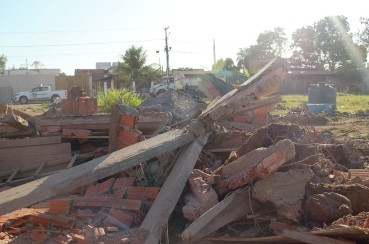 Cuiabá desocupa  duas áreas invadidas e destrói imóveis construídos