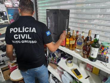 Polícia prende 4 comerciantes por venderem 440 garrafas de bebidas destiladas em Cuiabá