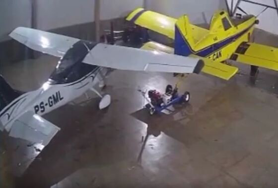 Bandidos invadem fazenda, fazem família refém e tentam roubar avião; vídeo