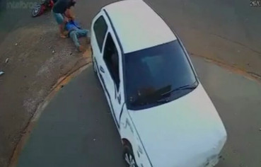Vídeo mostra motociclista sendo atropelado duas vezes por carro; veja 