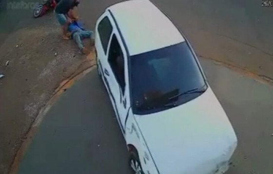 Vídeo mostra motociclista sendo atropelado duas vezes por carro; veja 