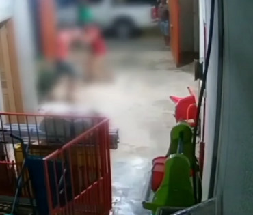 Homem tenta matar esposa a facadas e é impedido por populares; vídeo