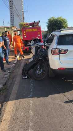 Motociclista é arremessado após bater em Jeep que avançou preferencial
