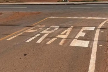 Erro em sinalização de cruzamento viraliza em Cuiabá