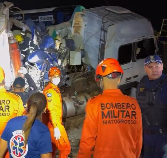 Trabalho do Corpo de Bombeiros durou mais de 3 horas em acidente com ônibus na BR-163