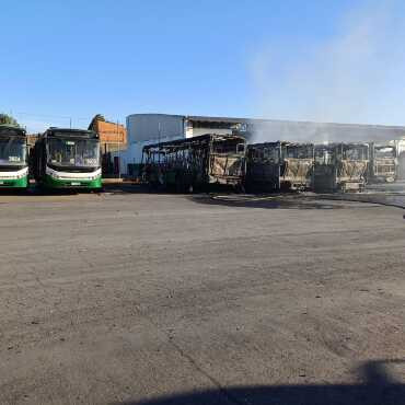 Mesmo após incêndio que destruiu seis ônibus, transporte seguirá normal em Cuiabá