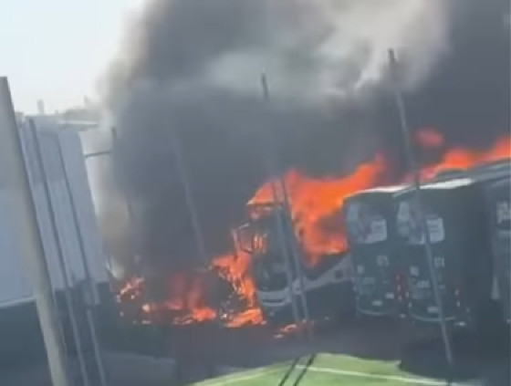 Fogo consome ônibus no bairro São João Del Rey, em Cuiabá